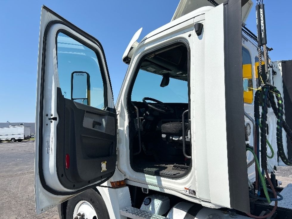 Day Cab Tractor-Heavy Duty Tractors-Freightliner-2020-T12664ST-Oklahoma City-OK-571,974\n\t\tmiles-$ 42,250 - Image 9