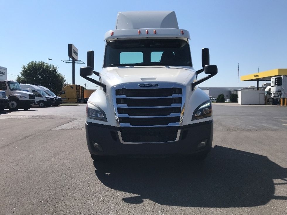 2020 Freightliner Cascadia 126" Day cab photo 2