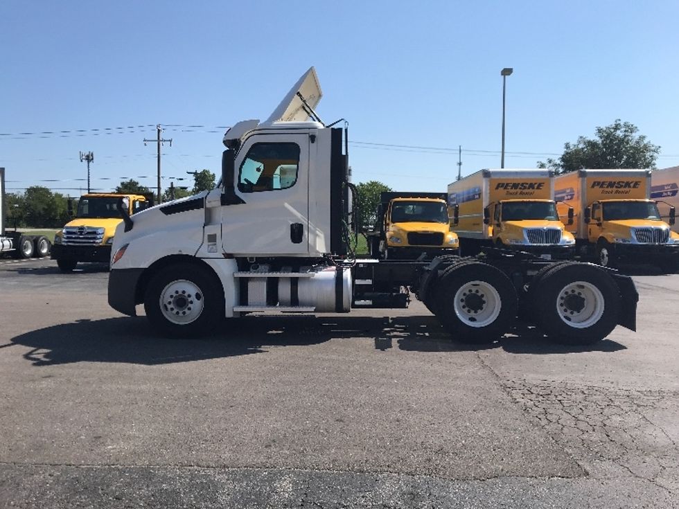 2020 Freightliner Cascadia 126" Day cab photo 4