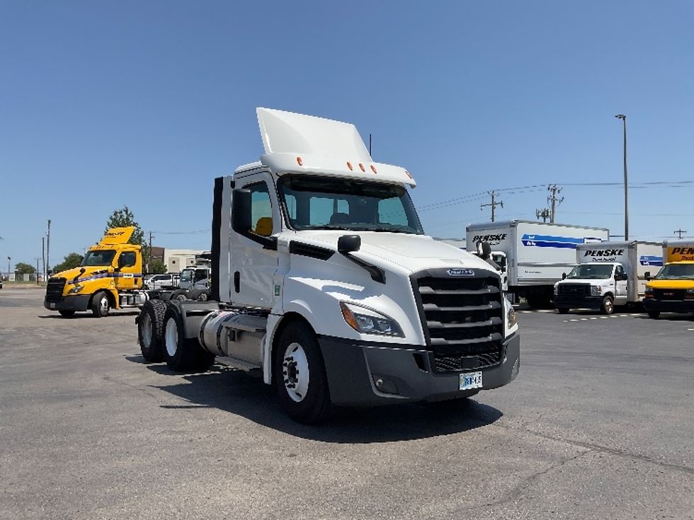 Day Cab Tractor-Heavy Duty Tractors-Freightliner-2020-T12664ST-Oklahoma City-OK-585,557\n\t\tmiles-$ 36,250 - Image 1