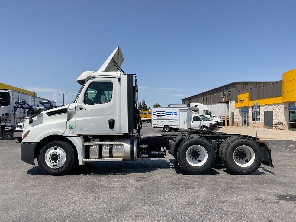 Day Cab Tractor-Heavy Duty Tractors-Freightliner-2020-T12664ST-Oklahoma City-OK-585,557\n\t\tmiles-$ 36,250 - Image 4