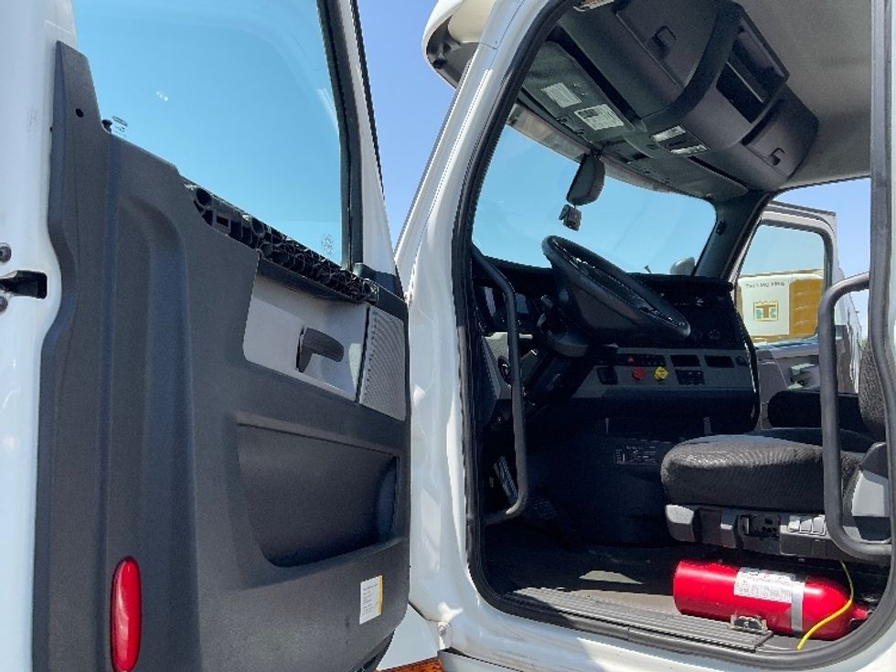 Day Cab Tractor-Heavy Duty Tractors-Freightliner-2020-T12664ST-Oklahoma City-OK-585,557\n\t\tmiles-$ 36,250 - Image 9