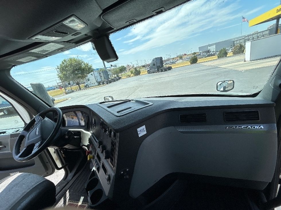 Day Cab Tractor-Heavy Duty Tractors-Freightliner-2020-T12664ST-Oklahoma City-OK-591,830\n\t\tmiles-$ 38,750 - Image 12