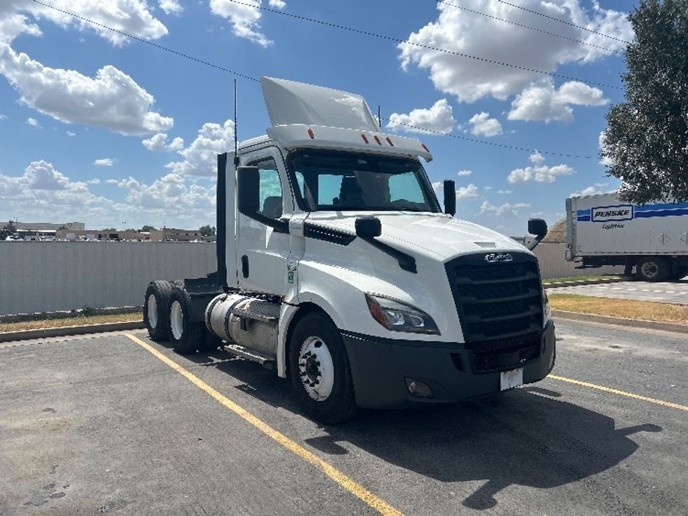 Day Cab Tractor-Heavy Duty Tractors-Freightliner-2020-T12664ST-Oklahoma City-OK-746,212\n\t\tmiles-$ 33,000 - Image 1