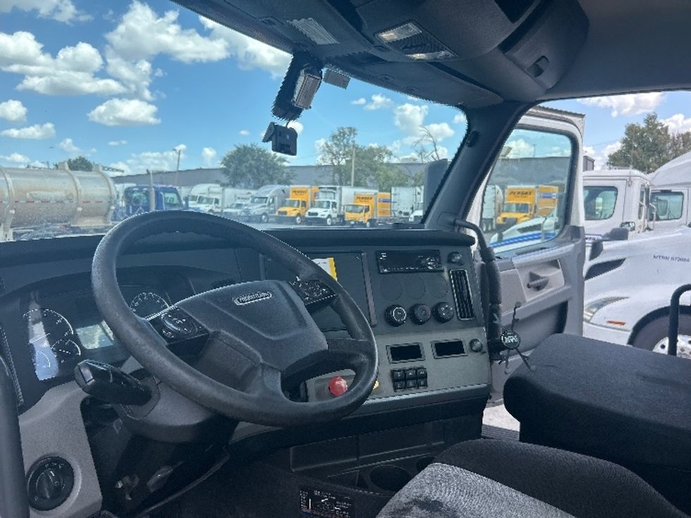 Day Cab Tractor-Heavy Duty Tractors-Freightliner-2020-T12664ST-Oklahoma City-OK-746,212\n\t\tmiles-$ 33,000 - Image 10