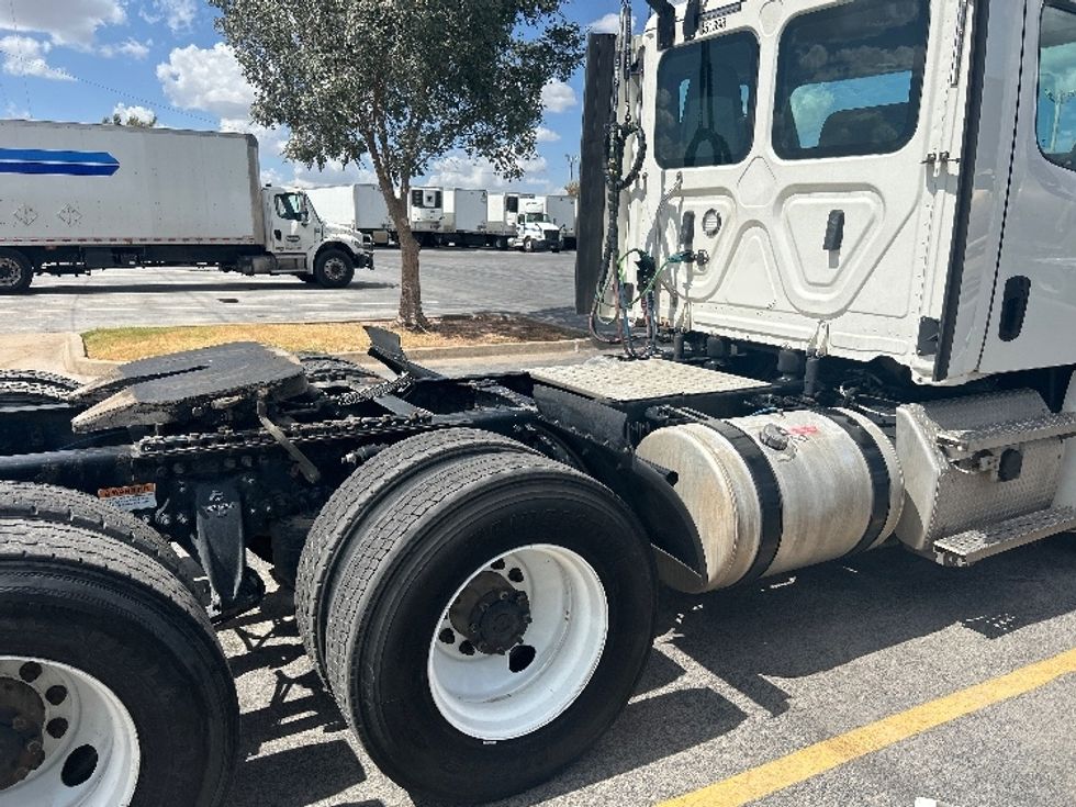 Day Cab Tractor-Heavy Duty Tractors-Freightliner-2020-T12664ST-Oklahoma City-OK-746,212\n\t\tmiles-$ 33,000 - Image 17