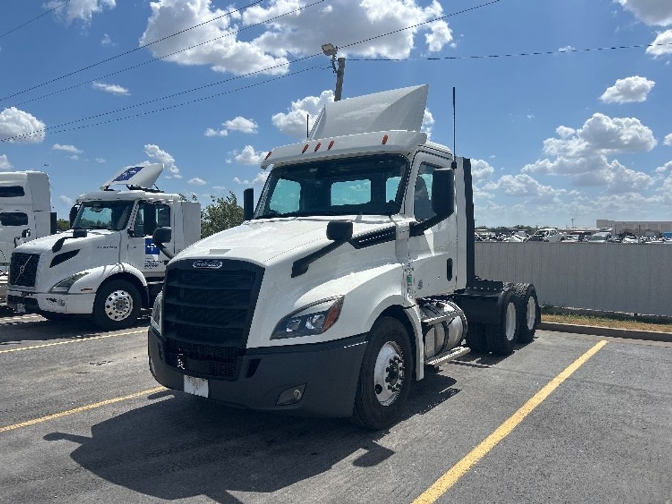 Day Cab Tractor-Heavy Duty Tractors-Freightliner-2020-T12664ST-Oklahoma City-OK-746,212\n\t\tmiles-$ 33,000 - Image 3