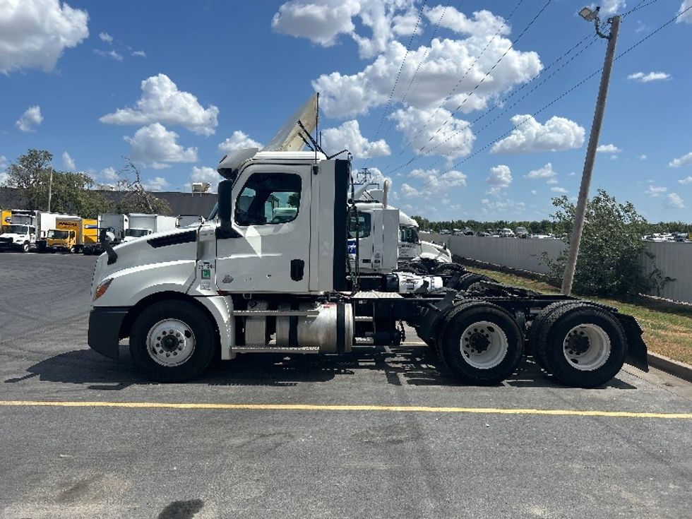 Day Cab Tractor-Heavy Duty Tractors-Freightliner-2020-T12664ST-Oklahoma City-OK-746,212\n\t\tmiles-$ 33,000 - Image 4