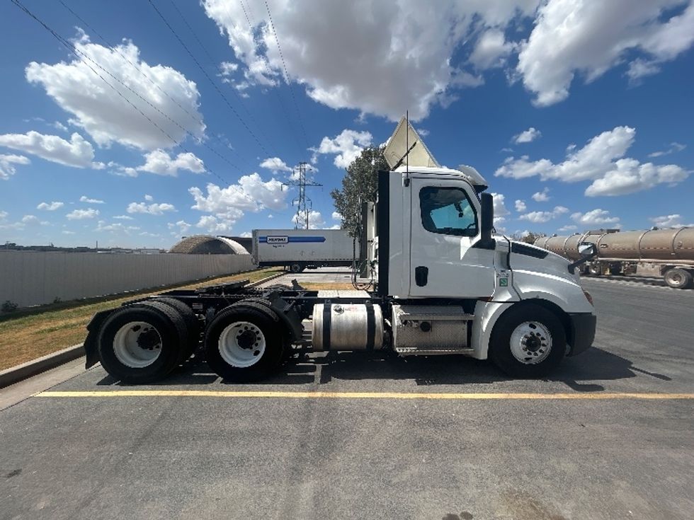 Day Cab Tractor-Heavy Duty Tractors-Freightliner-2020-T12664ST-Oklahoma City-OK-746,212\n\t\tmiles-$ 33,000 - Image 8