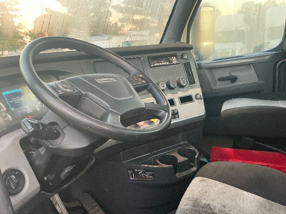 Day Cab Tractor-Heavy Duty Tractors-Freightliner-2020-T12664ST-Olive Branch-MS-80,301\n\t\tmiles-$ 71,500 - Image 10