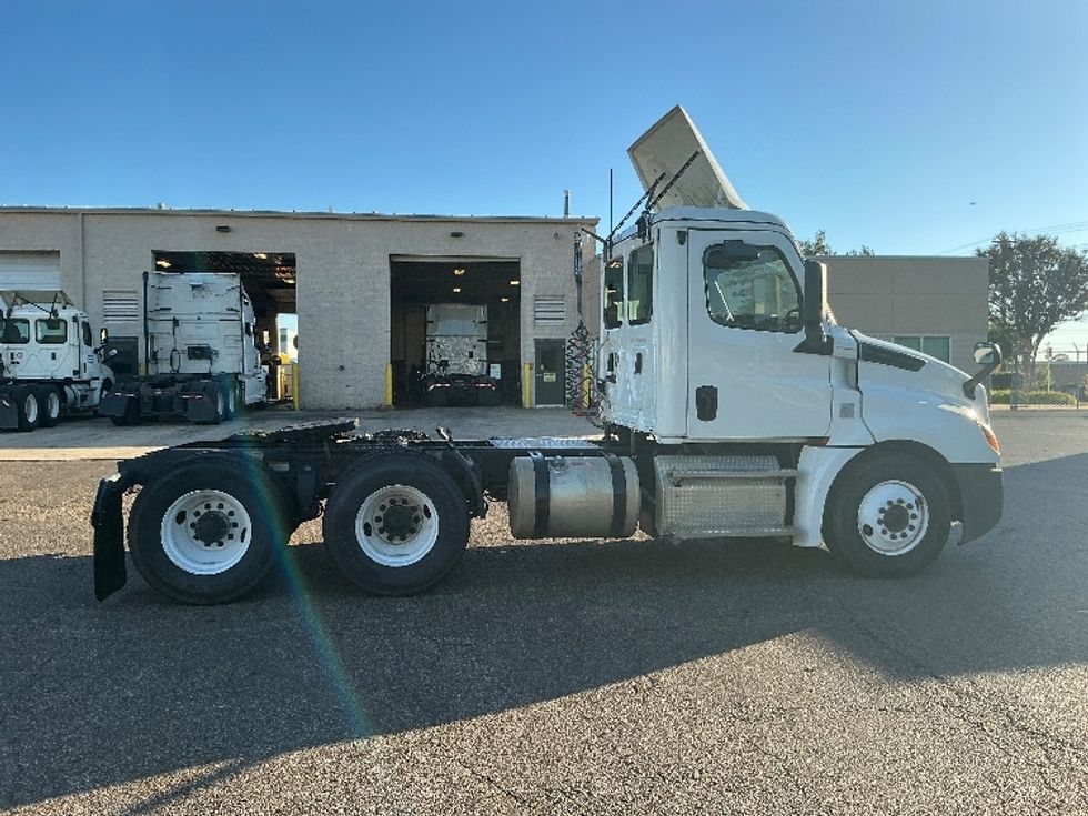 Day Cab Tractor-Heavy Duty Tractors-Freightliner-2020-T12664ST-Olive Branch-MS-80,301\n\t\tmiles-$ 71,500 - Image 8