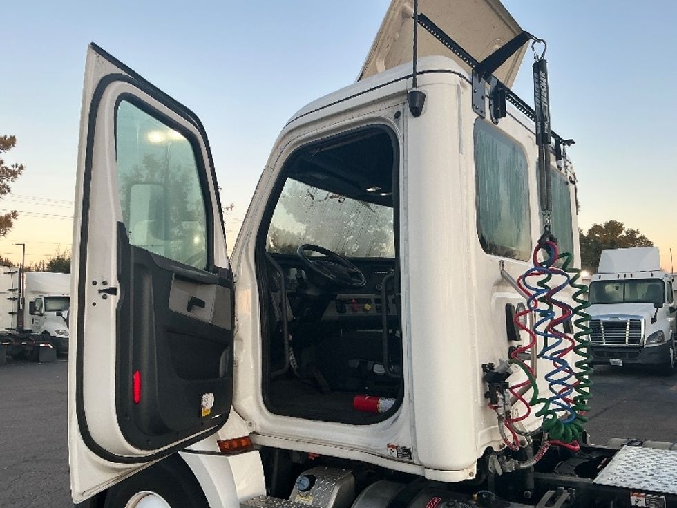 Day Cab Tractor-Heavy Duty Tractors-Freightliner-2020-T12664ST-Olive Branch-MS-80,301\n\t\tmiles-$ 71,500 - Image 9