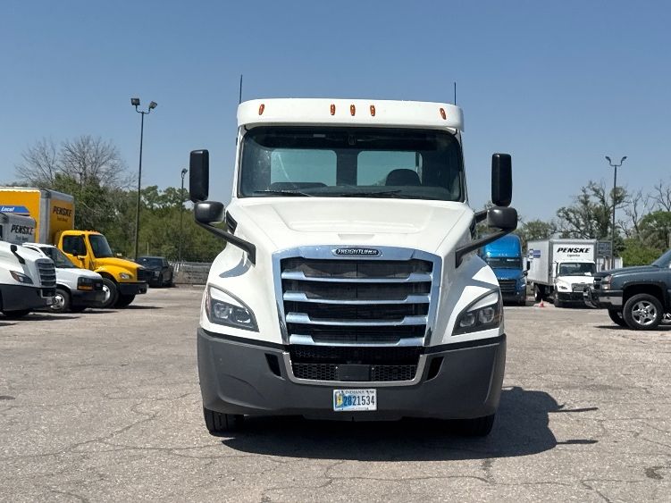 2020 Freightliner Cascadia 126" Day cab photo 2