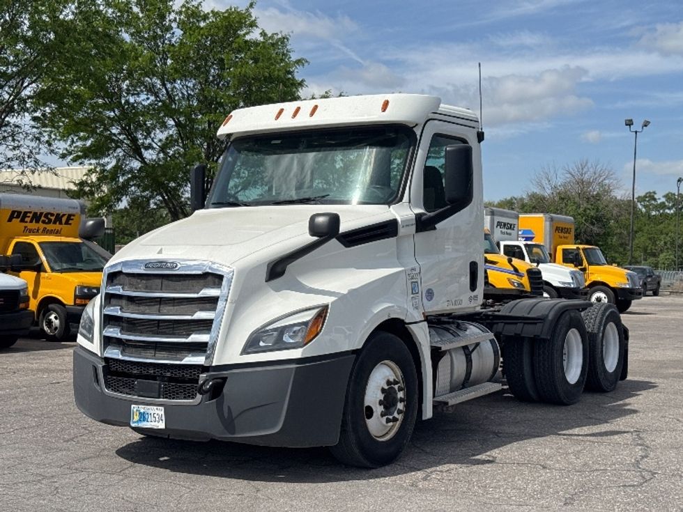 2020 Freightliner Cascadia 126" Day cab photo 3