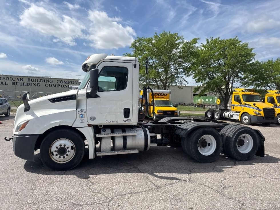 2020 Freightliner Cascadia 126" Day cab photo 4