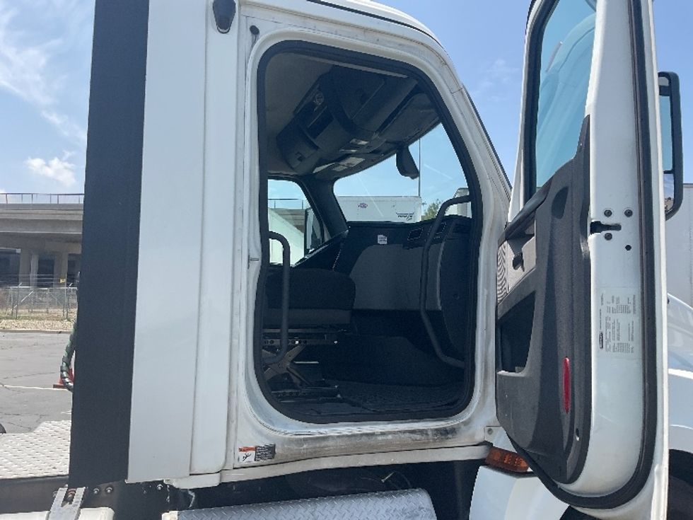 Day Cab Tractor-Heavy Duty Tractors-Freightliner-2020-T12664ST-Ontario-CA-417,334\n\t\tmiles-$ 56,750 - Image 12