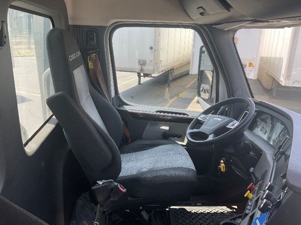 Day Cab Tractor-Heavy Duty Tractors-Freightliner-2020-T12664ST-Ontario-CA-417,334\n\t\tmiles-$ 56,750 - Image 14