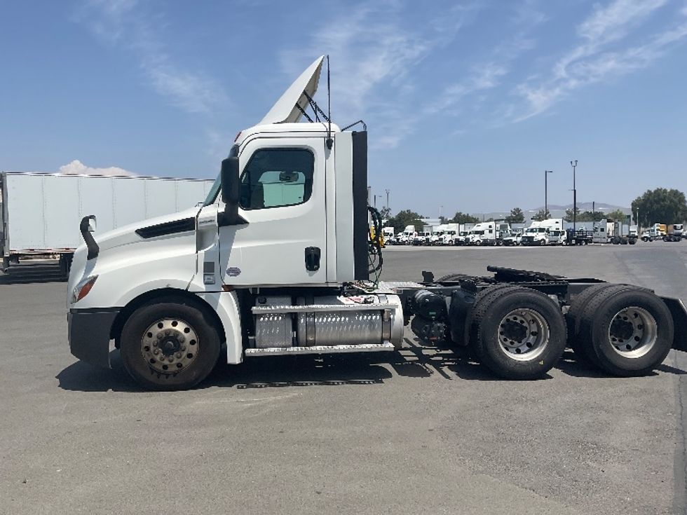 Day Cab Tractor-Heavy Duty Tractors-Freightliner-2020-T12664ST-Ontario-CA-417,334\n\t\tmiles-$ 56,750 - Image 4