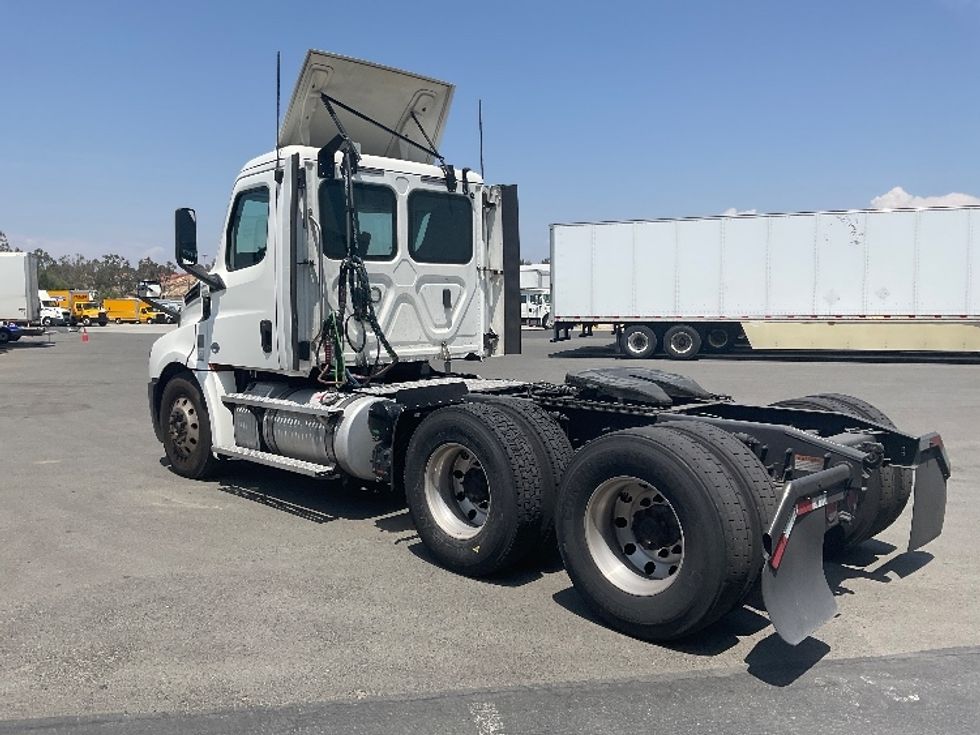 Day Cab Tractor-Heavy Duty Tractors-Freightliner-2020-T12664ST-Ontario-CA-417,334\n\t\tmiles-$ 56,750 - Image 5