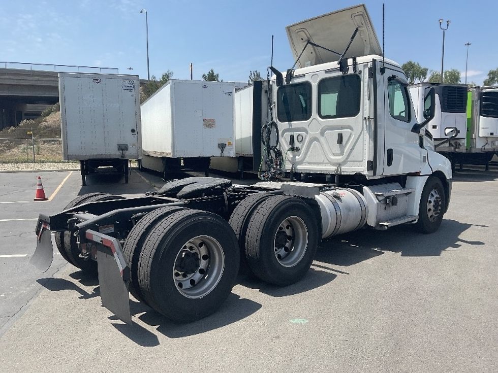 Day Cab Tractor-Heavy Duty Tractors-Freightliner-2020-T12664ST-Ontario-CA-417,334\n\t\tmiles-$ 56,750 - Image 7