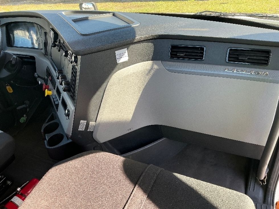 Day Cab Tractor-Heavy Duty Tractors-Freightliner-2020-T12664ST-Orlando-FL-488,620\n\t\tmiles-$ 46,250 - Image 13