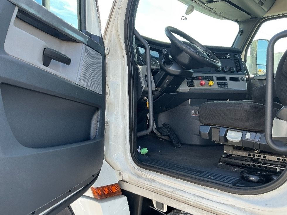 Day Cab Tractor-Heavy Duty Tractors-Freightliner-2020-T12664ST-Orlando-FL-488,620\n\t\tmiles-$ 46,250 - Image 9