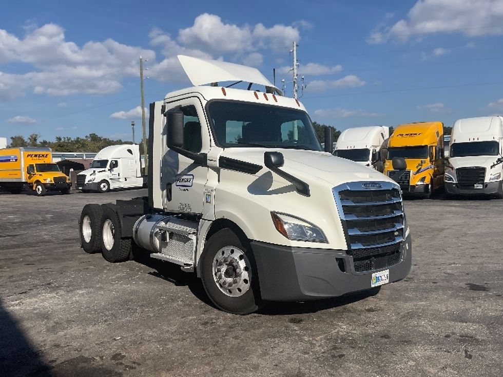 Day Cab Tractor-Heavy Duty Tractors-Freightliner-2020-T12664ST-Orlando-FL-531,665\n\t\tmiles-$ 42,500 - Image 1