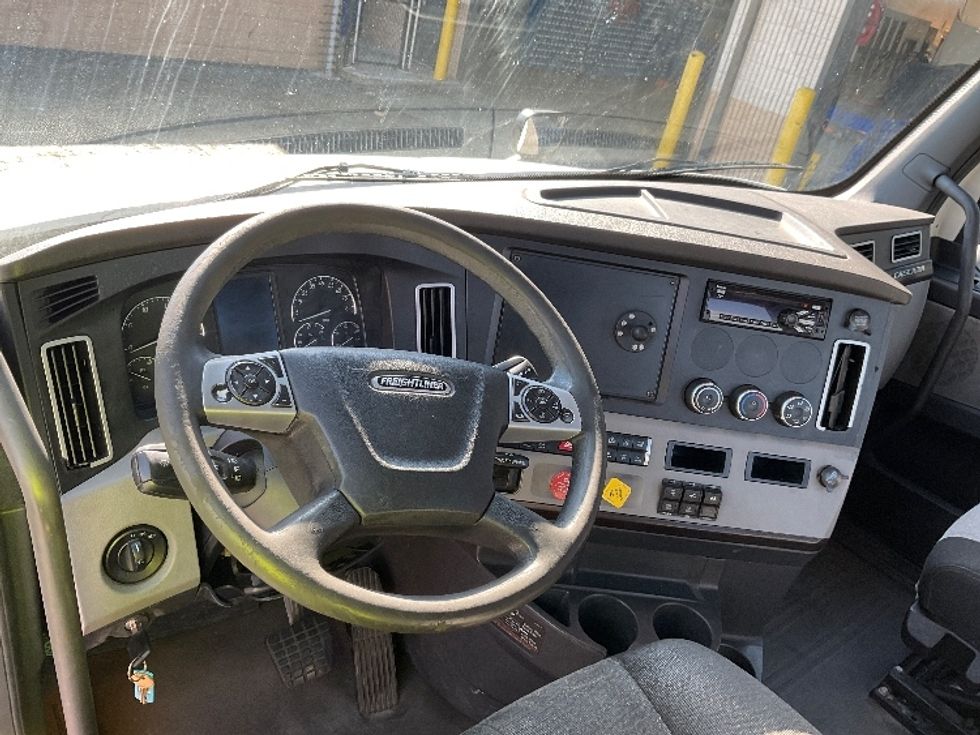 Day Cab Tractor-Heavy Duty Tractors-Freightliner-2020-T12664ST-Orlando-FL-531,665\n\t\tmiles-$ 42,500 - Image 11