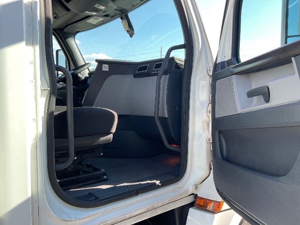 Day Cab Tractor-Heavy Duty Tractors-Freightliner-2020-T12664ST-Orlando-FL-531,665\n\t\tmiles-$ 42,500 - Image 12