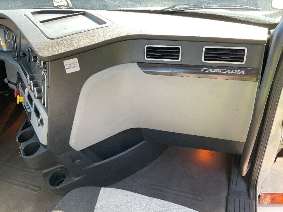 Day Cab Tractor-Heavy Duty Tractors-Freightliner-2020-T12664ST-Orlando-FL-531,665\n\t\tmiles-$ 42,500 - Image 13