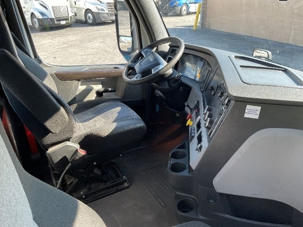 Day Cab Tractor-Heavy Duty Tractors-Freightliner-2020-T12664ST-Orlando-FL-531,665\n\t\tmiles-$ 42,500 - Image 14