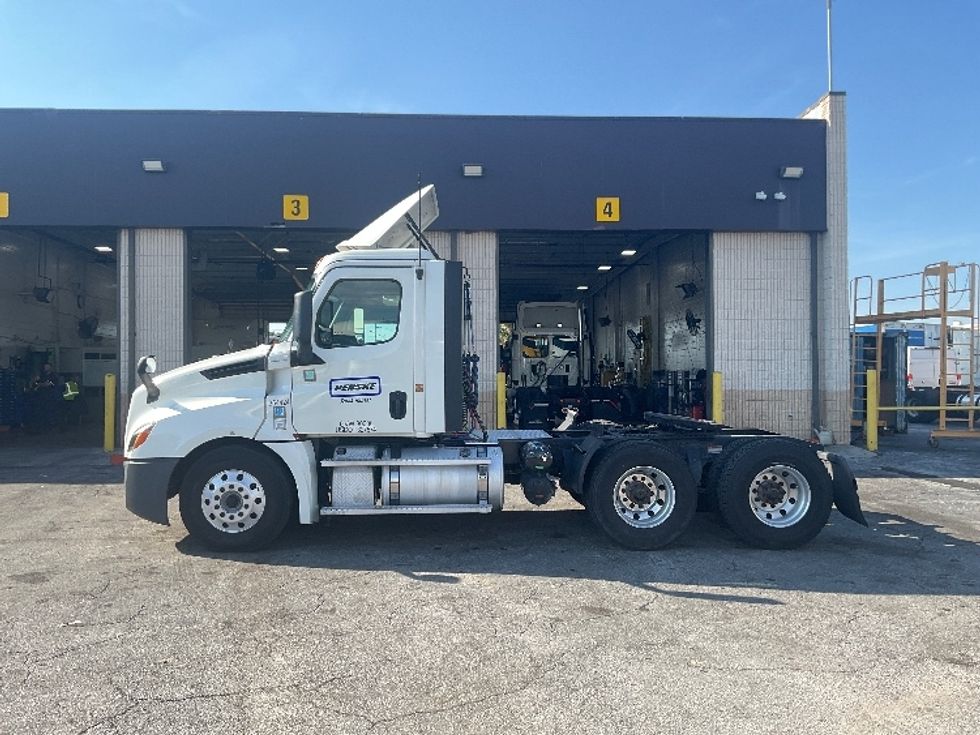 Day Cab Tractor-Heavy Duty Tractors-Freightliner-2020-T12664ST-Orlando-FL-531,665\n\t\tmiles-$ 42,500 - Image 4