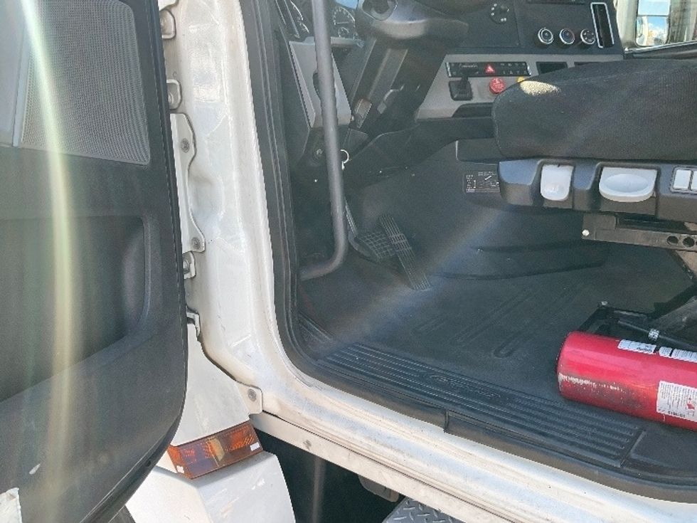 Day Cab Tractor-Heavy Duty Tractors-Freightliner-2020-T12664ST-Orlando-FL-531,665\n\t\tmiles-$ 42,500 - Image 9