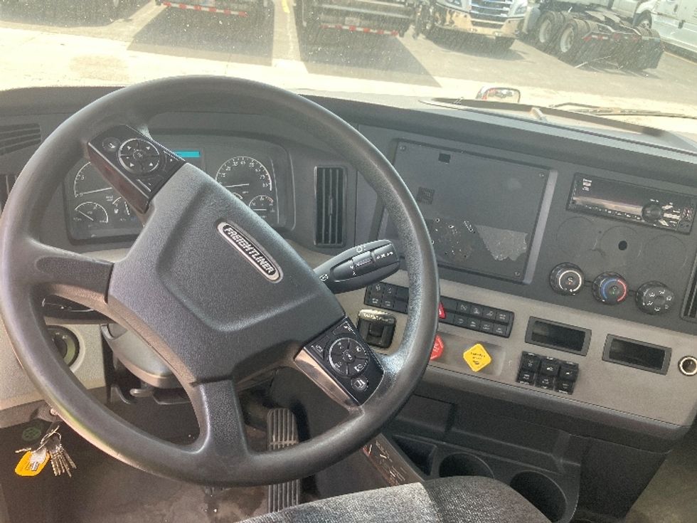 Day Cab Tractor-Heavy Duty Tractors-Freightliner-2020-T12664ST-Orlando-FL-541,392\n\t\tmiles-$ 40,750 - Image 11