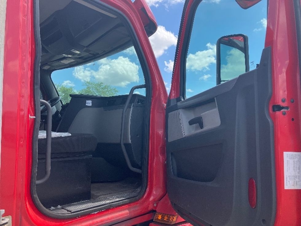 Day Cab Tractor-Heavy Duty Tractors-Freightliner-2020-T12664ST-Orlando-FL-541,392\n\t\tmiles-$ 40,750 - Image 12