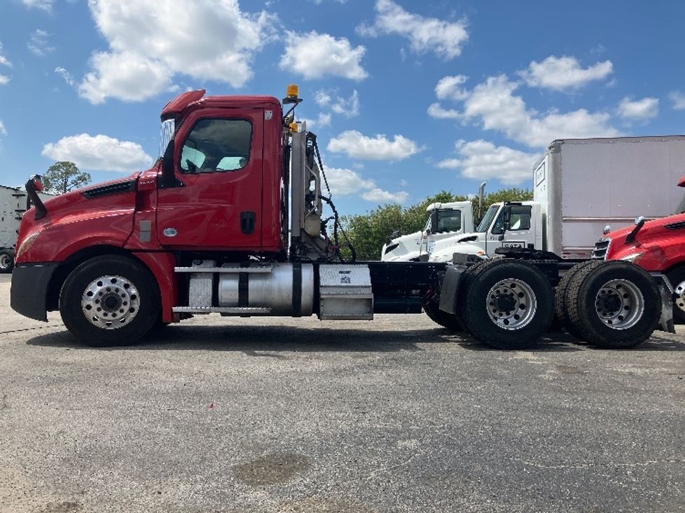 Day Cab Tractor-Heavy Duty Tractors-Freightliner-2020-T12664ST-Orlando-FL-541,392\n\t\tmiles-$ 40,750 - Image 4