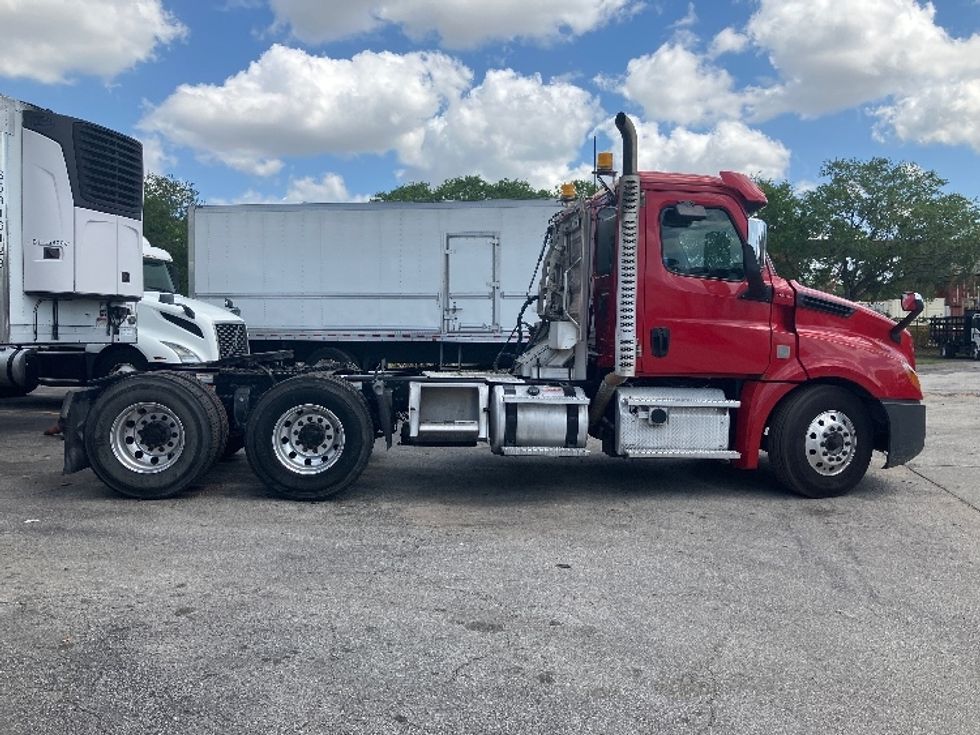 Day Cab Tractor-Heavy Duty Tractors-Freightliner-2020-T12664ST-Orlando-FL-541,392\n\t\tmiles-$ 40,750 - Image 8