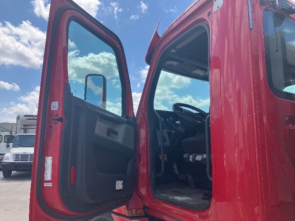 Day Cab Tractor-Heavy Duty Tractors-Freightliner-2020-T12664ST-Orlando-FL-541,392\n\t\tmiles-$ 40,750 - Image 9