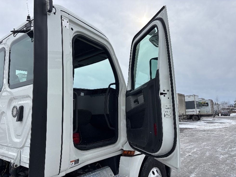 Day Cab Tractor-Heavy Duty Tractors-Freightliner-2020-T12664ST-Ottawa-ON-364,062\n\t\tkm-$ 77,500 - Image 12