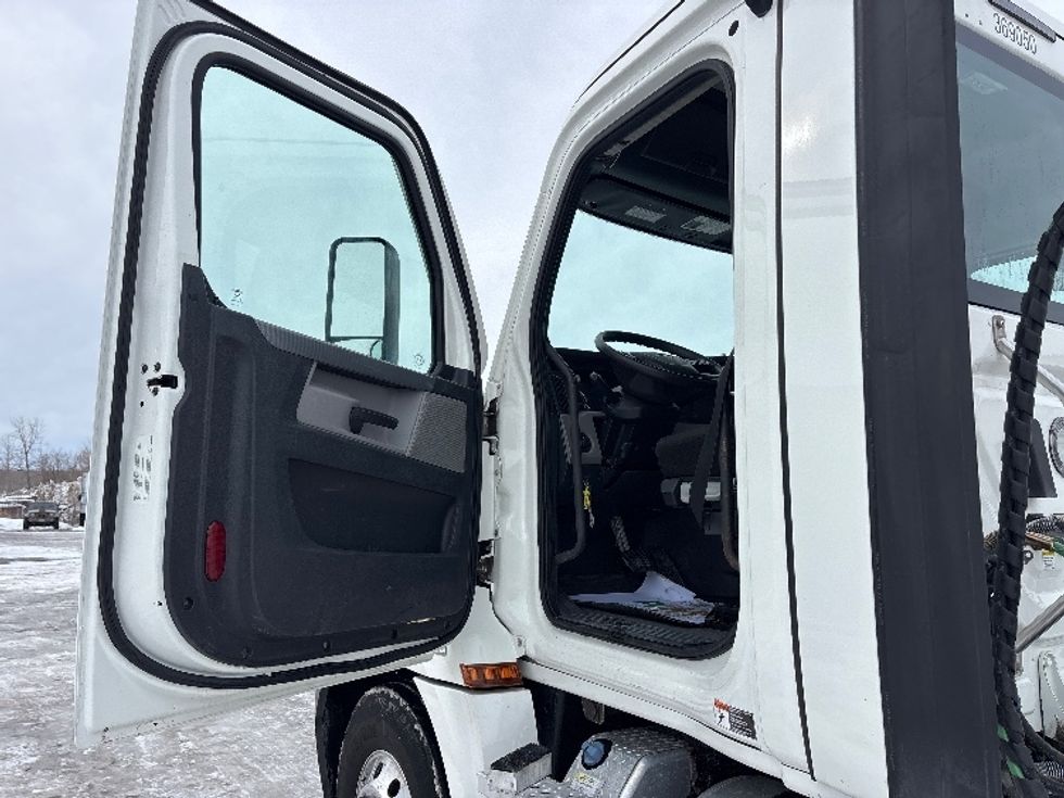 Day Cab Tractor-Heavy Duty Tractors-Freightliner-2020-T12664ST-Ottawa-ON-364,062\n\t\tkm-$ 77,500 - Image 9