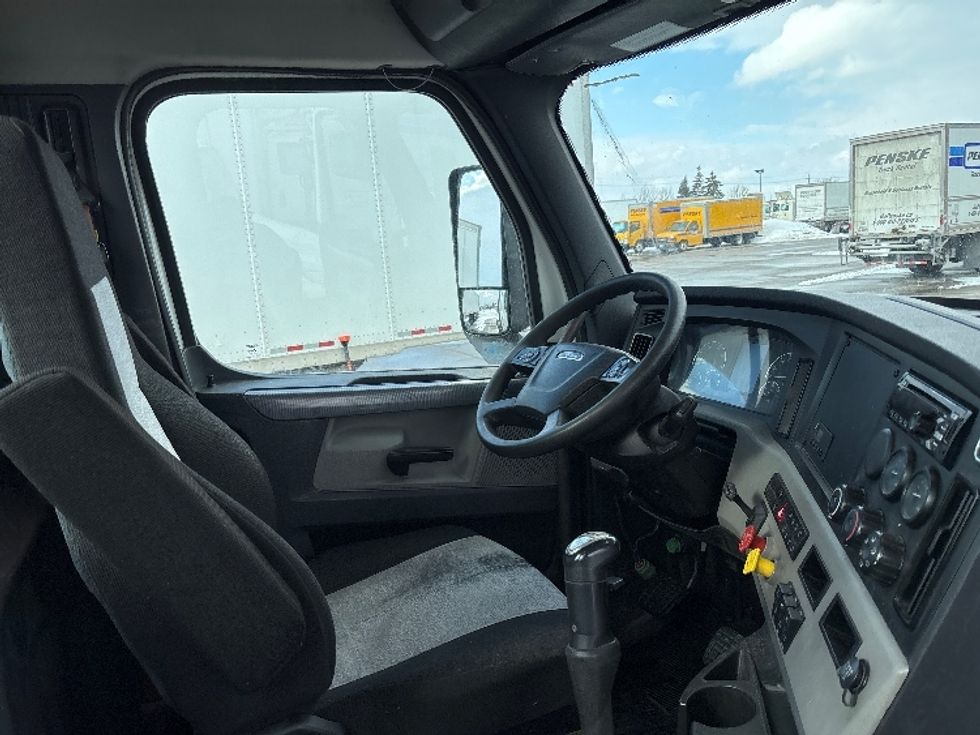 Day Cab Tractor-Heavy Duty Tractors-Freightliner-2020-T12664ST-Ottawa-ON-482,333\n\t\tkm-$ 63,750 - Image 14