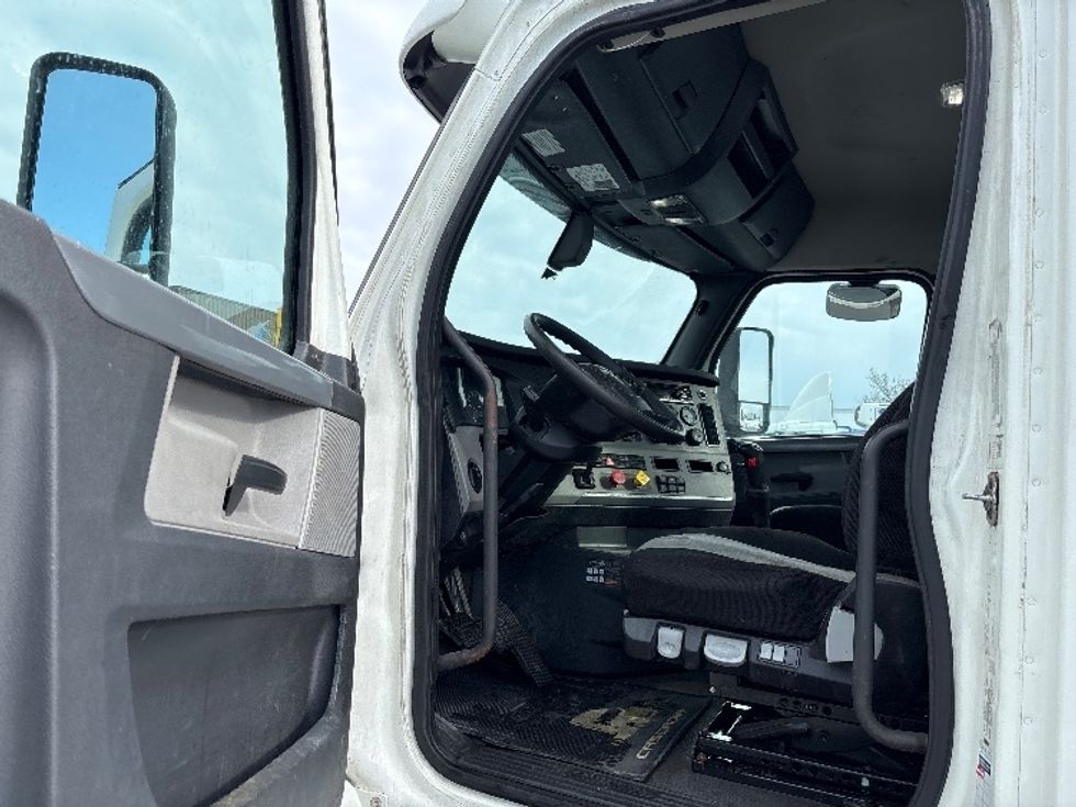 Day Cab Tractor-Heavy Duty Tractors-Freightliner-2020-T12664ST-Ottawa-ON-482,333\n\t\tkm-$ 63,750 - Image 9