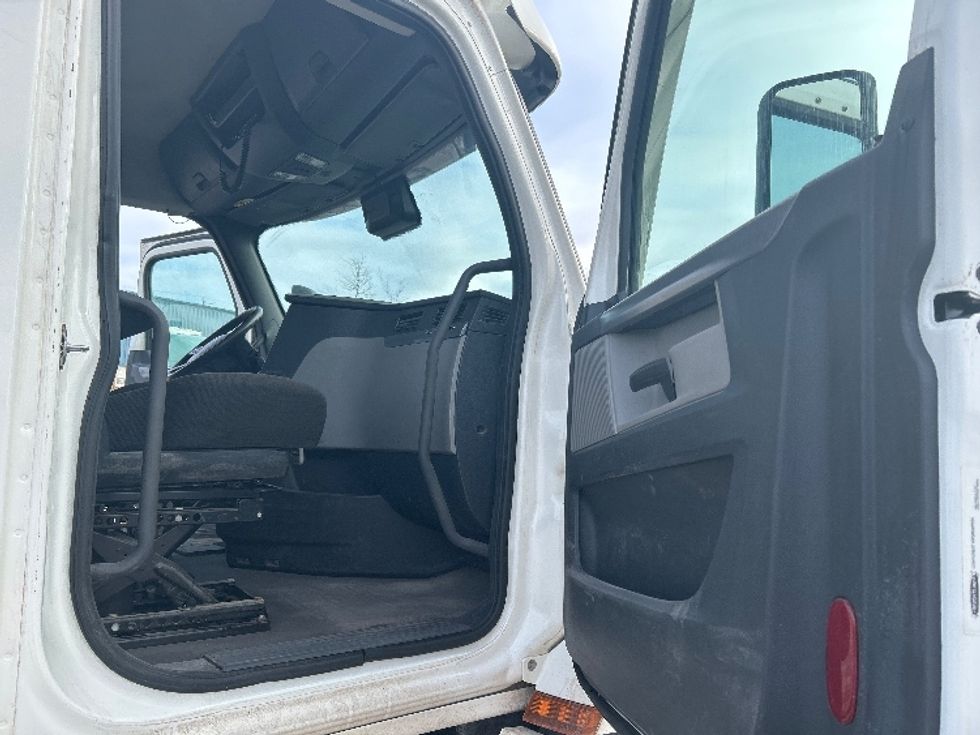 Day Cab Tractor-Heavy Duty Tractors-Freightliner-2020-T12664ST-Ottawa-ON-860,167\n\t\tkm-$ 49,500 - Image 12