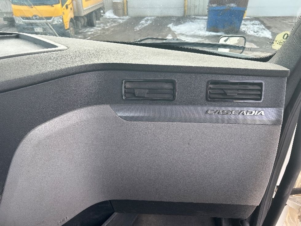 Day Cab Tractor-Heavy Duty Tractors-Freightliner-2020-T12664ST-Ottawa-ON-860,167\n\t\tkm-$ 49,500 - Image 13