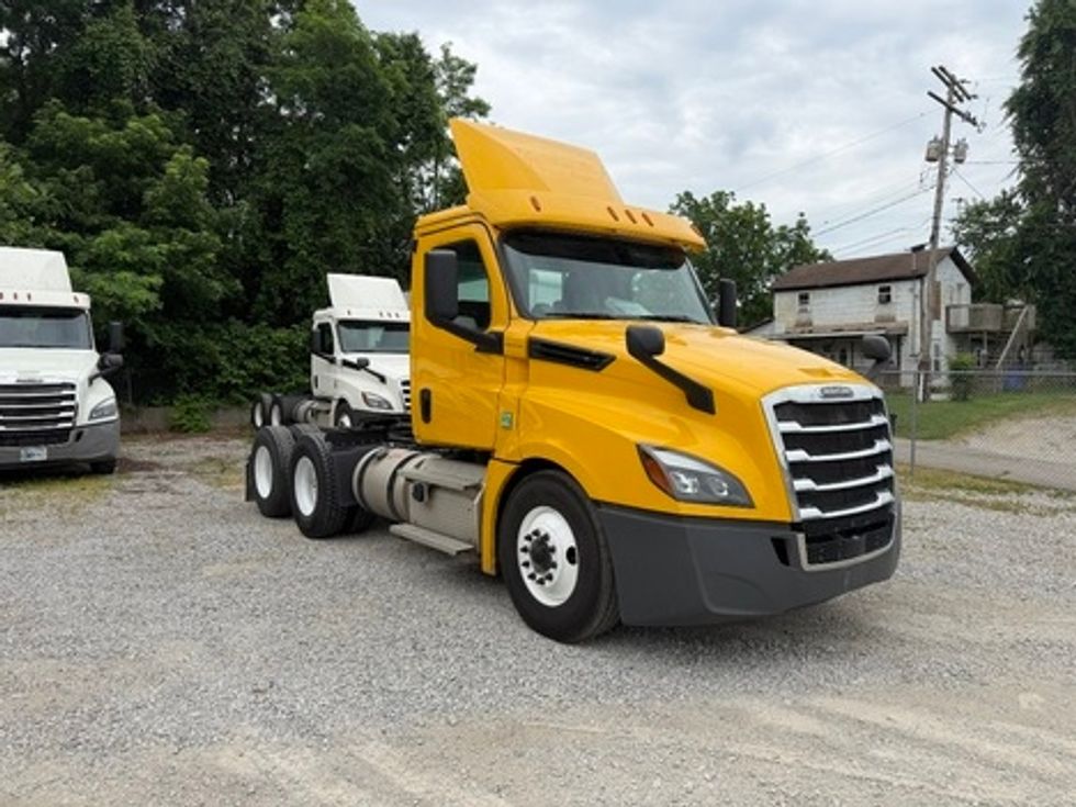 Day Cab Tractor-Heavy Duty Tractors-Freightliner-2020-T12664ST-Parkersburg-WV-532,588\n\t\tmiles-$ 37,000 - Image 1