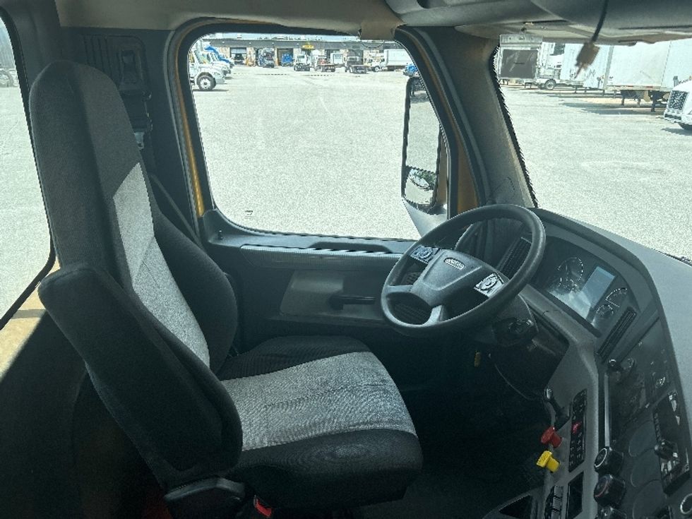 Day Cab Tractor-Heavy Duty Tractors-Freightliner-2020-T12664ST-Parkersburg-WV-532,588\n\t\tmiles-$ 37,000 - Image 13