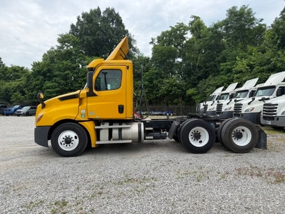 Day Cab Tractor-Heavy Duty Tractors-Freightliner-2020-T12664ST-Parkersburg-WV-532,588\n\t\tmiles-$ 37,000 - Image 4