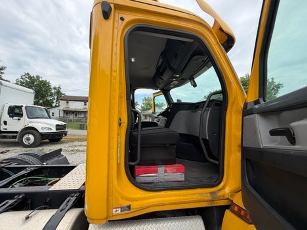 Day Cab Tractor-Heavy Duty Tractors-Freightliner-2020-T12664ST-Parkersburg-WV-532,588\n\t\tmiles-$ 37,000 - Image 9