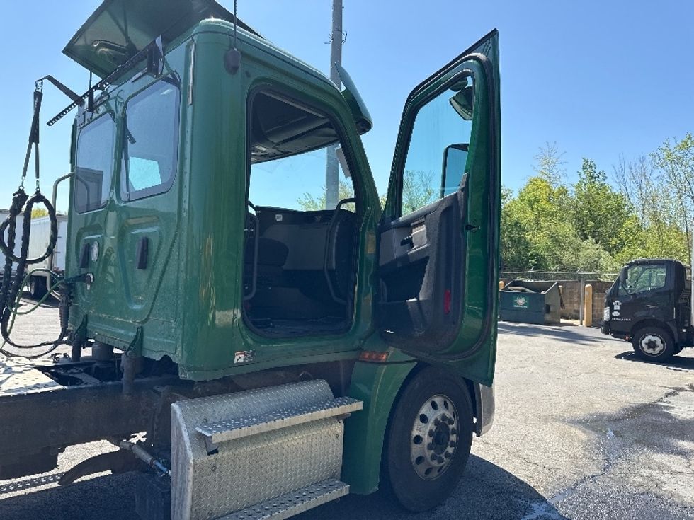 Day Cab Tractor-Heavy Duty Tractors-Freightliner-2020-T12664ST-Parsippany-NJ-264,915\n\t\tmiles-$ 57,000 - Image 12