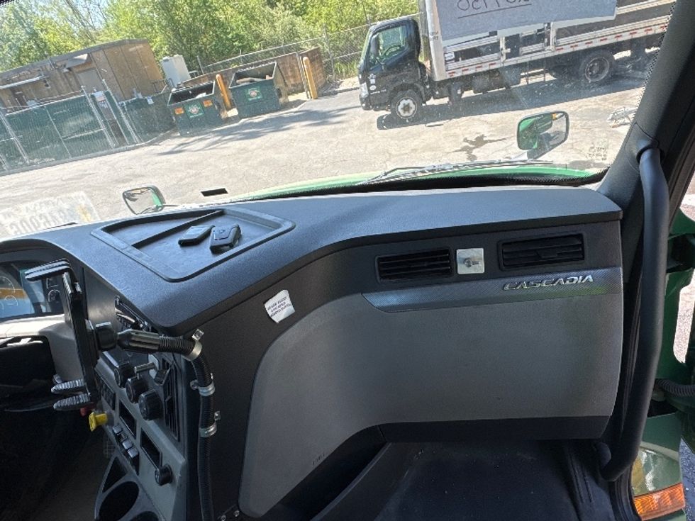 Day Cab Tractor-Heavy Duty Tractors-Freightliner-2020-T12664ST-Parsippany-NJ-264,915\n\t\tmiles-$ 57,000 - Image 13